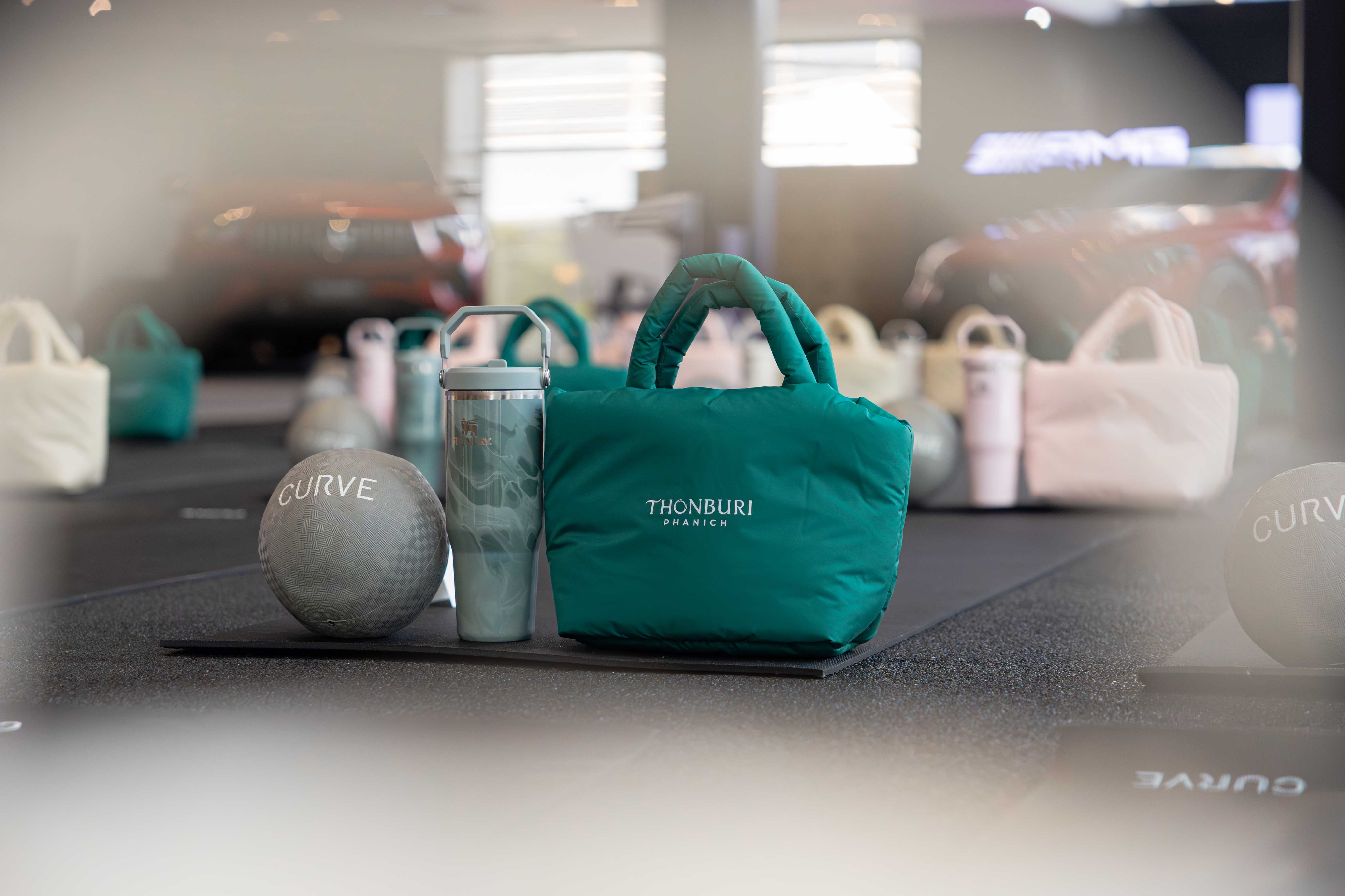 ของที่ระลึกสุดพรีเมียมจากแบรนด์ Stanley และกระเป๋า Pillow Fluffy Bag ดีไซน์พิเศษ...