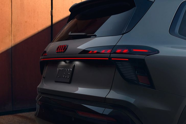 2027-audi-sq7-00006_batch