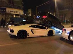 Lamborghini Aventador ซิ่งตีนผีเบรกไม่ทันมุดใต้ท้องรถเอสยูวี