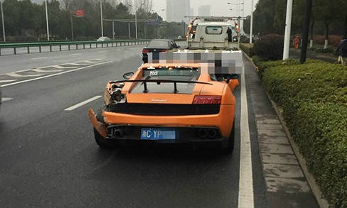 เจ้าของรถซุปเปอร์คาร์หรู Lamborghini Gallardo ทิ้งรถหน้าตาเฉยหลังประสบอุบัติเหตุ