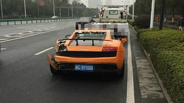 เจ้าของรถซุปเปอร์คาร์หรู Lamborghini Gallardo ทิ้งรถหน้าตาเฉยหลังประสบอุบัติเหตุ