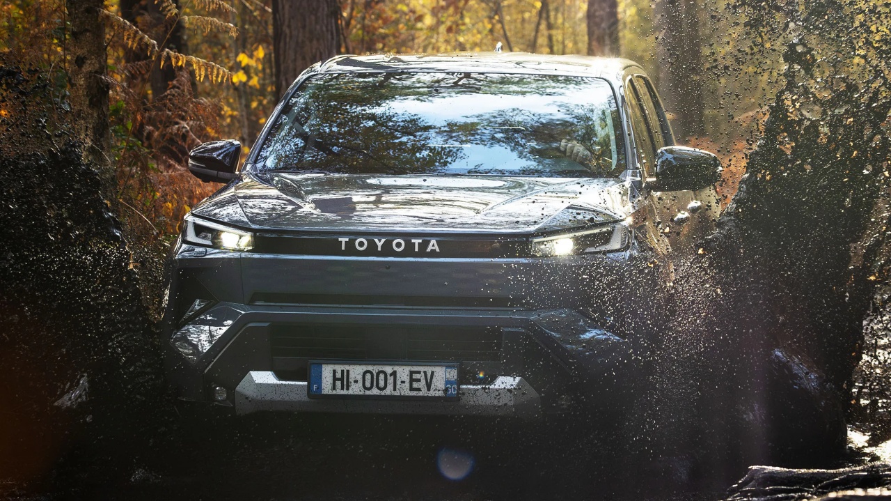 toyota-hilux-bev-mud_batch
