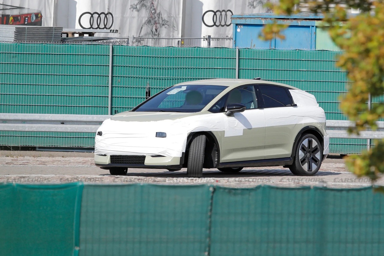 audi-a2-e-tron-spied-04_batch