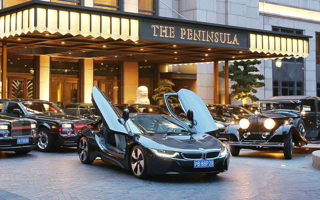 หรูเลิศ! โรงแรมจีนใช้ 'BMW i8' เป็นรถแท็กซี่รับ-ส่งลูกค้า