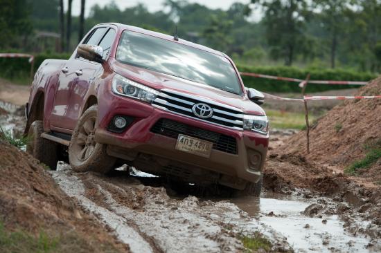 TOYOTA  HILUX  REVO  SMART  CAB พาคุณไปได้ทุกเส้นทาง ขับสนุก แถมประหยัด