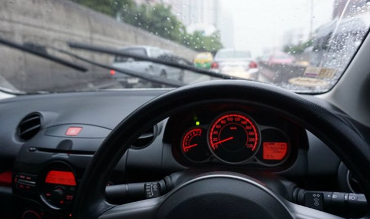5 เทคนิคขับรถให้ปลอดภัยช่วงหน้าฝน