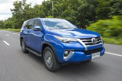 รีวิว Toyota Fortuner 2015 ใหม่ ปรับลุคโฉบเฉี่ยว เครื่องแรงหายห่วง ช่วงล่างนั่งสบาย