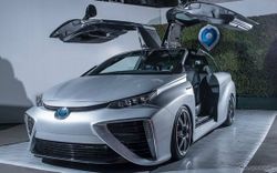 Toyota Mirai เวอร์ชั่นประตูปีกนกเผยโฉมแล้ว