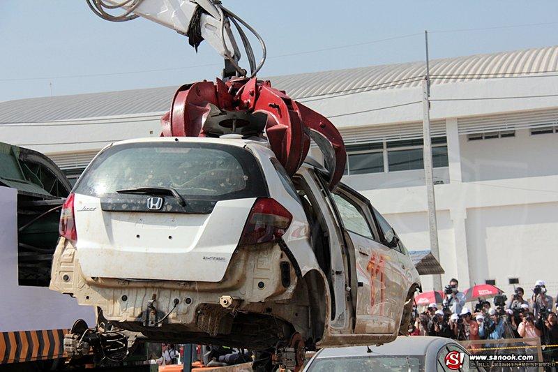 ทุบรถน้ำท่วม Honda 