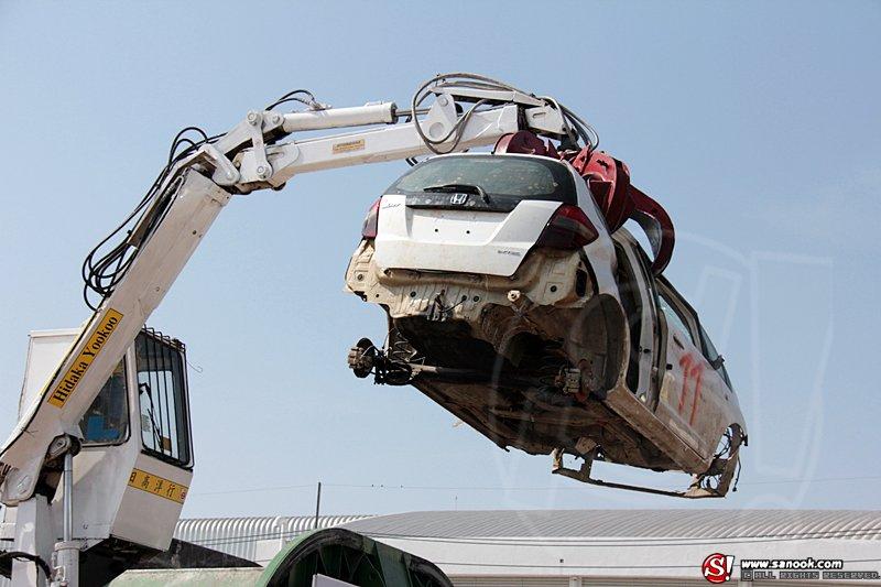 ทุบรถน้ำท่วม Honda 