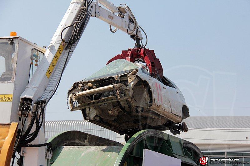 ทุบรถน้ำท่วม Honda 