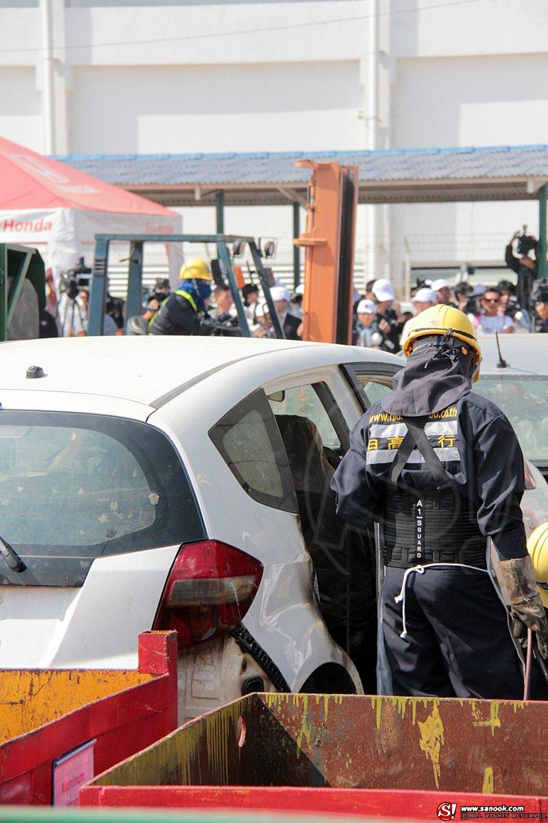 Honda ทุบรถน้ำท่วม