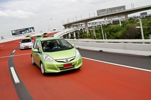 Chevrolet Sonic  VS . Honda Jazz Hybrid