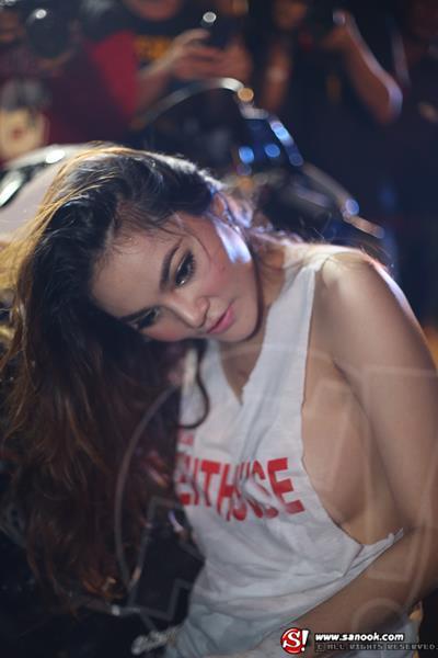 สาว Penthouse โชว์ลีลาล้างบิ๊กไบค์