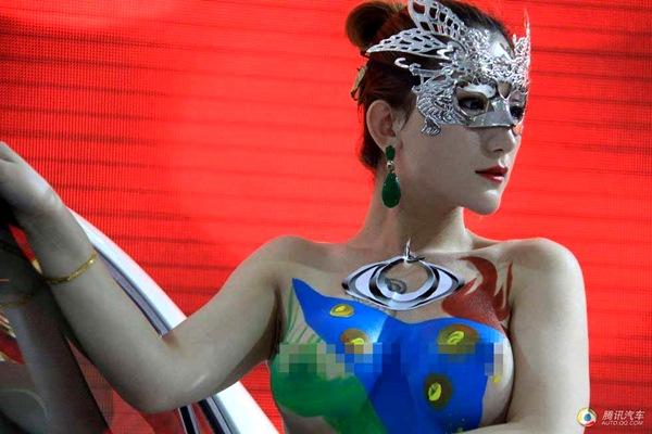 พริตตี้เปลือยอก