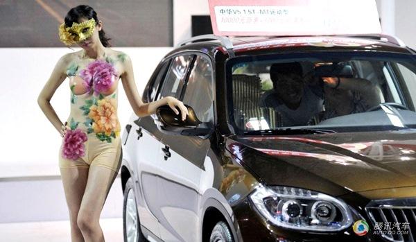 พริตตี้เปลือยอก