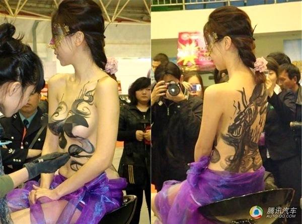 พริตตี้เปลือยอก