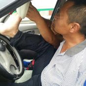 ชายจีนพิการใช้ขาขับรถ