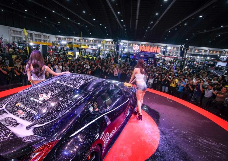 ฮอตน้ำกระเซ็น! Auto Salon 2019 กับสาวสุดแจ่มในเรือนร่างอันเปียกปอน