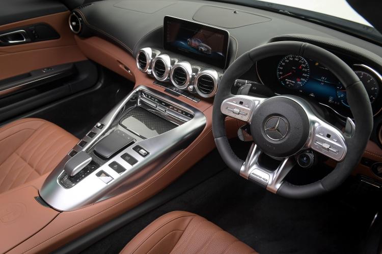 Mercedes-AMG GT C Roadster โฉมใหม่ ความหรูหราที่มาพร้อมฟีลในสนามแข่ง!