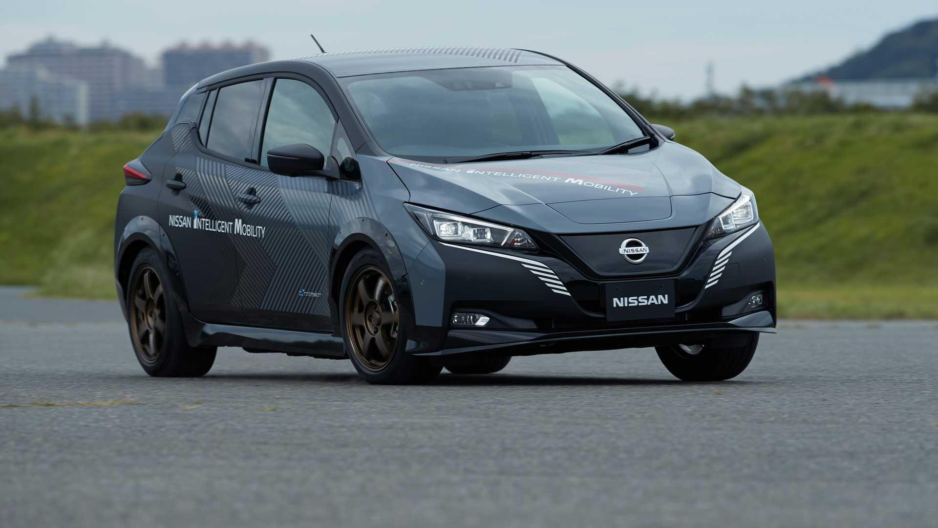 Nissan Leaf ที่ใช้ 2 มอเตอร์ไฟฟ้าจะกลายเป็นต้นแบบรถยนต์ EV ขับเคลื่อนสี่ล้อ