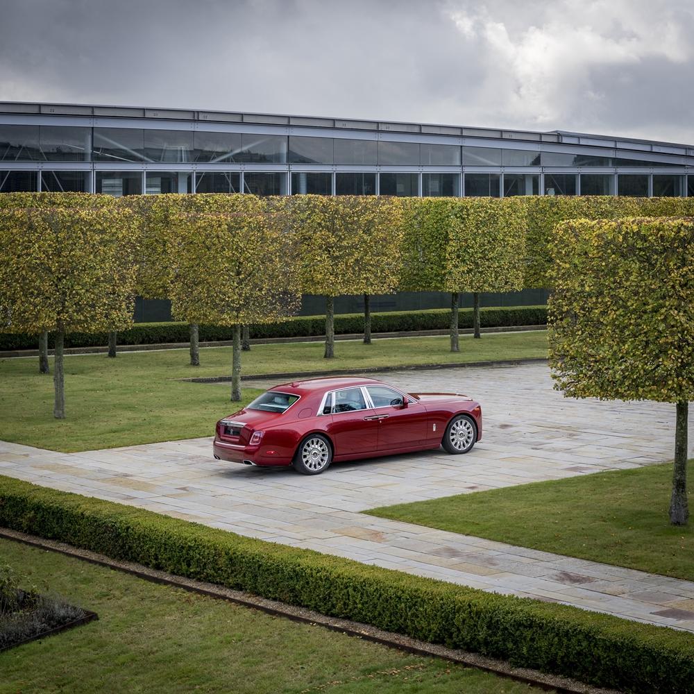 คันเดียวในจักรวาล! Rolls-Royce Red Phantom กับสีแดงพิเศษเพิ่มชิ้นคริสตัล