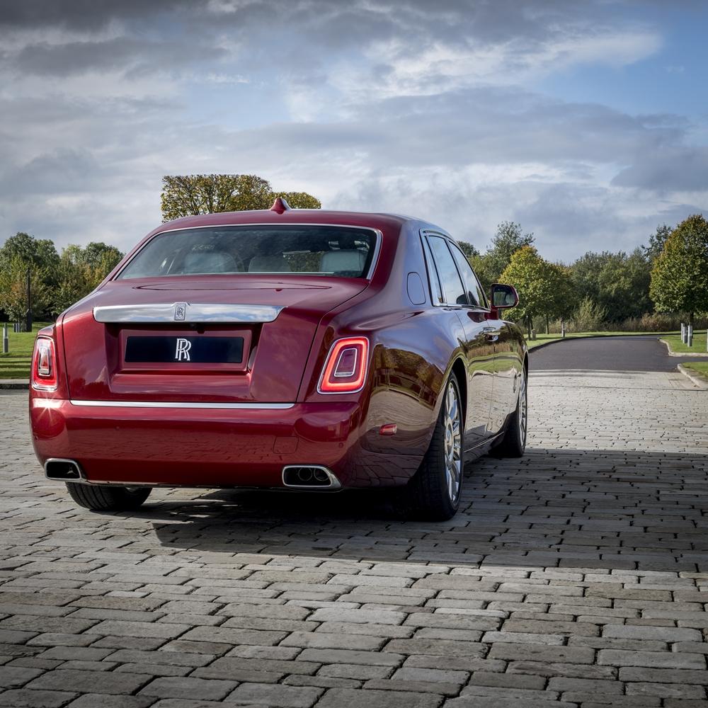 คันเดียวในจักรวาล! Rolls-Royce Red Phantom กับสีแดงพิเศษเพิ่มชิ้นคริสตัล