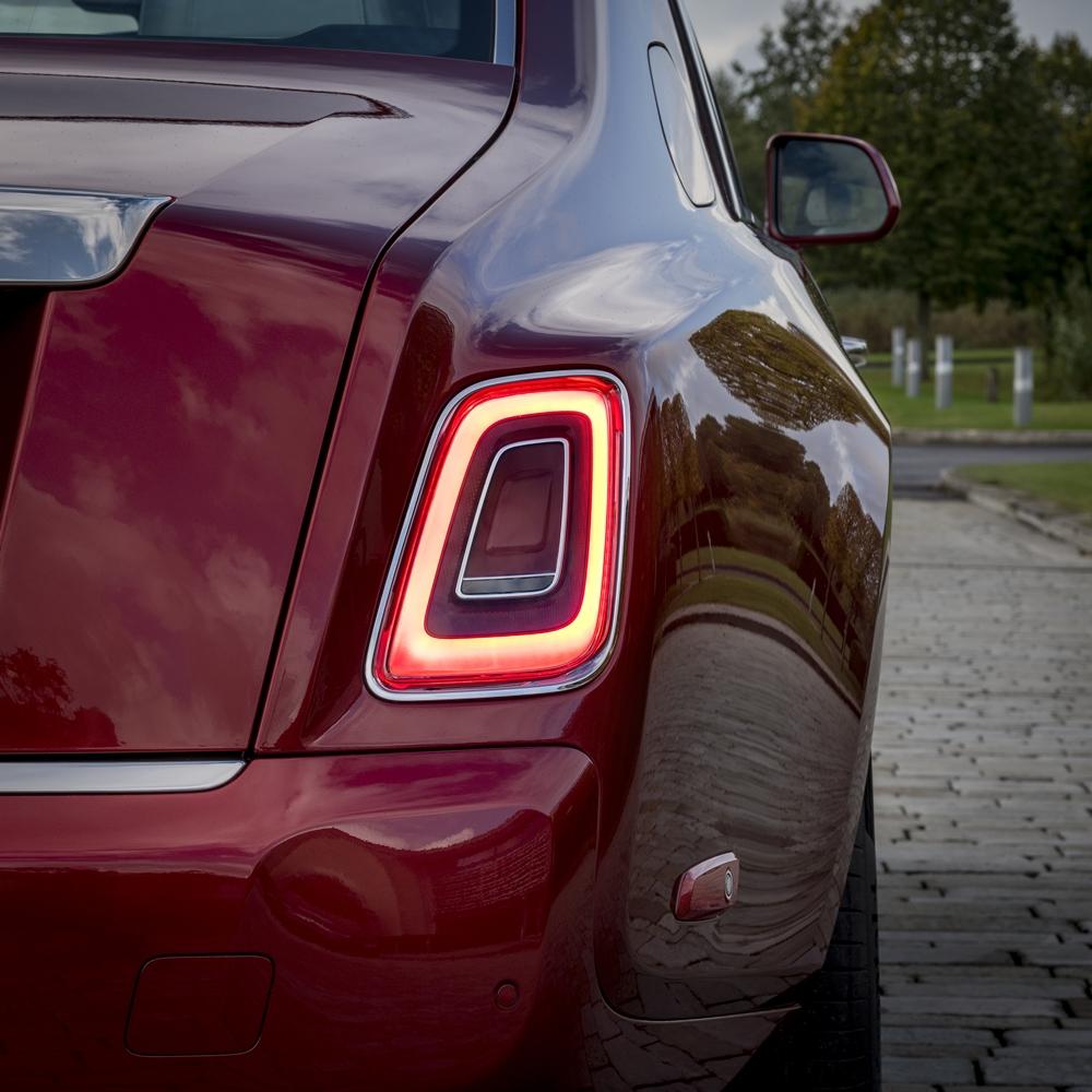 คันเดียวในจักรวาล! Rolls-Royce Red Phantom กับสีแดงพิเศษเพิ่มชิ้นคริสตัล