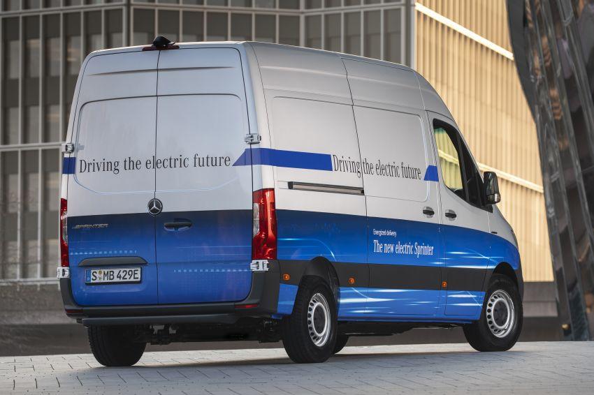 Mercedes-Benz eSprinter รถตู้ไฟฟ้าล้วนที่มาพร้อมพื้นที่บรรทุกของเพียบ!