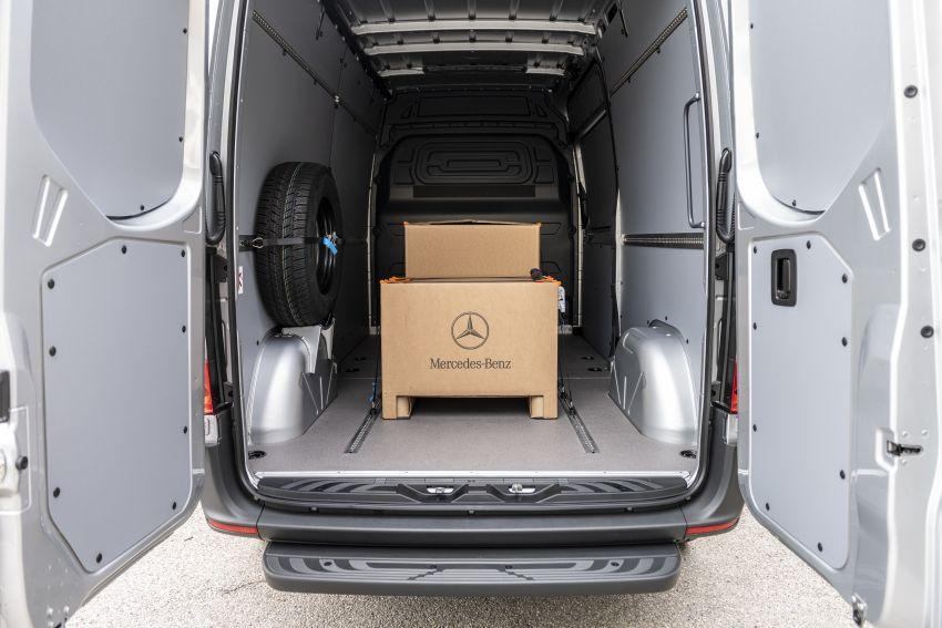 Mercedes-Benz eSprinter รถตู้ไฟฟ้าล้วนที่มาพร้อมพื้นที่บรรทุกของเพียบ!