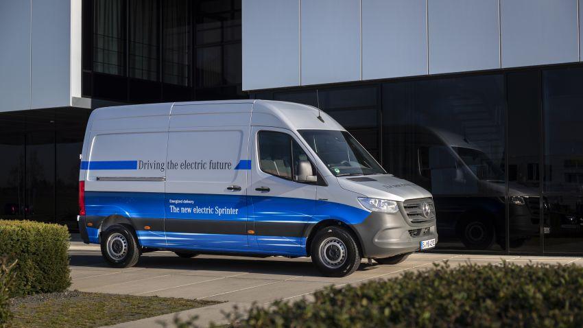 Mercedes-Benz eSprinter รถตู้ไฟฟ้าล้วนที่มาพร้อมพื้นที่บรรทุกของเพียบ!