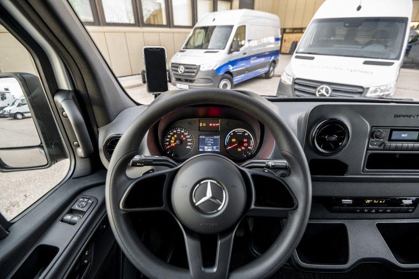 Mercedes-Benz eSprinter รถตู้ไฟฟ้าล้วนที่มาพร้อมพื้นที่บรรทุกของเพียบ!