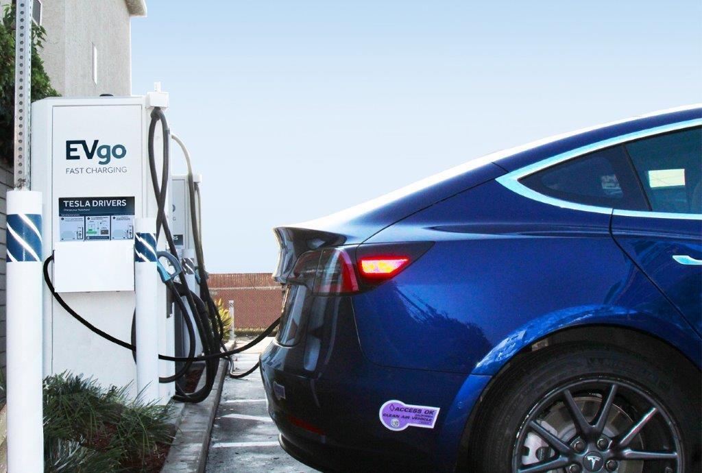 EVgo เพิ่มขั้วต่อของ Tesla สำหรับชาร์จรถยนต์ไฟฟ้าแบบเร็วในพื้นที่สาธารณะ