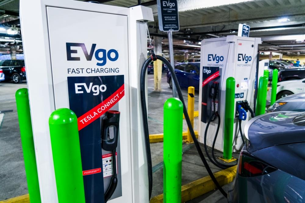 EVgo เพิ่มขั้วต่อของ Tesla สำหรับชาร์จรถยนต์ไฟฟ้าแบบเร็วในพื้นที่สาธารณะ