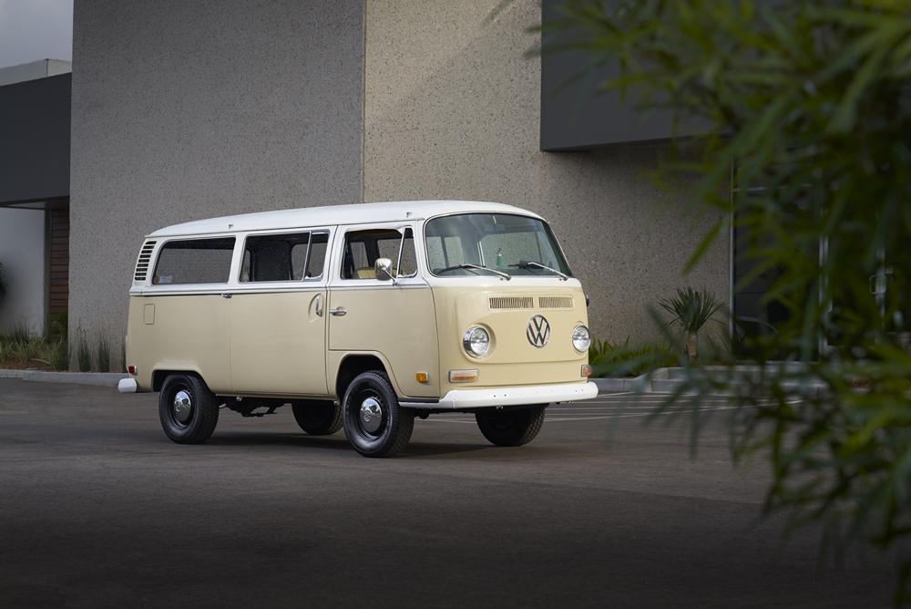 น่าหลงใหล! ตำนานรถตู้ Volkswagen Type 2 Bus ปี 1972 สู่การเป็นรถยนต์ไฟฟ้าล้วน