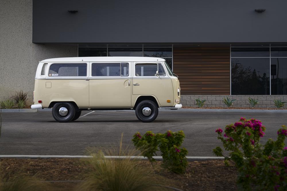 น่าหลงใหล! ตำนานรถตู้ Volkswagen Type 2 Bus ปี 1972 สู่การเป็นรถยนต์ไฟฟ้าล้วน