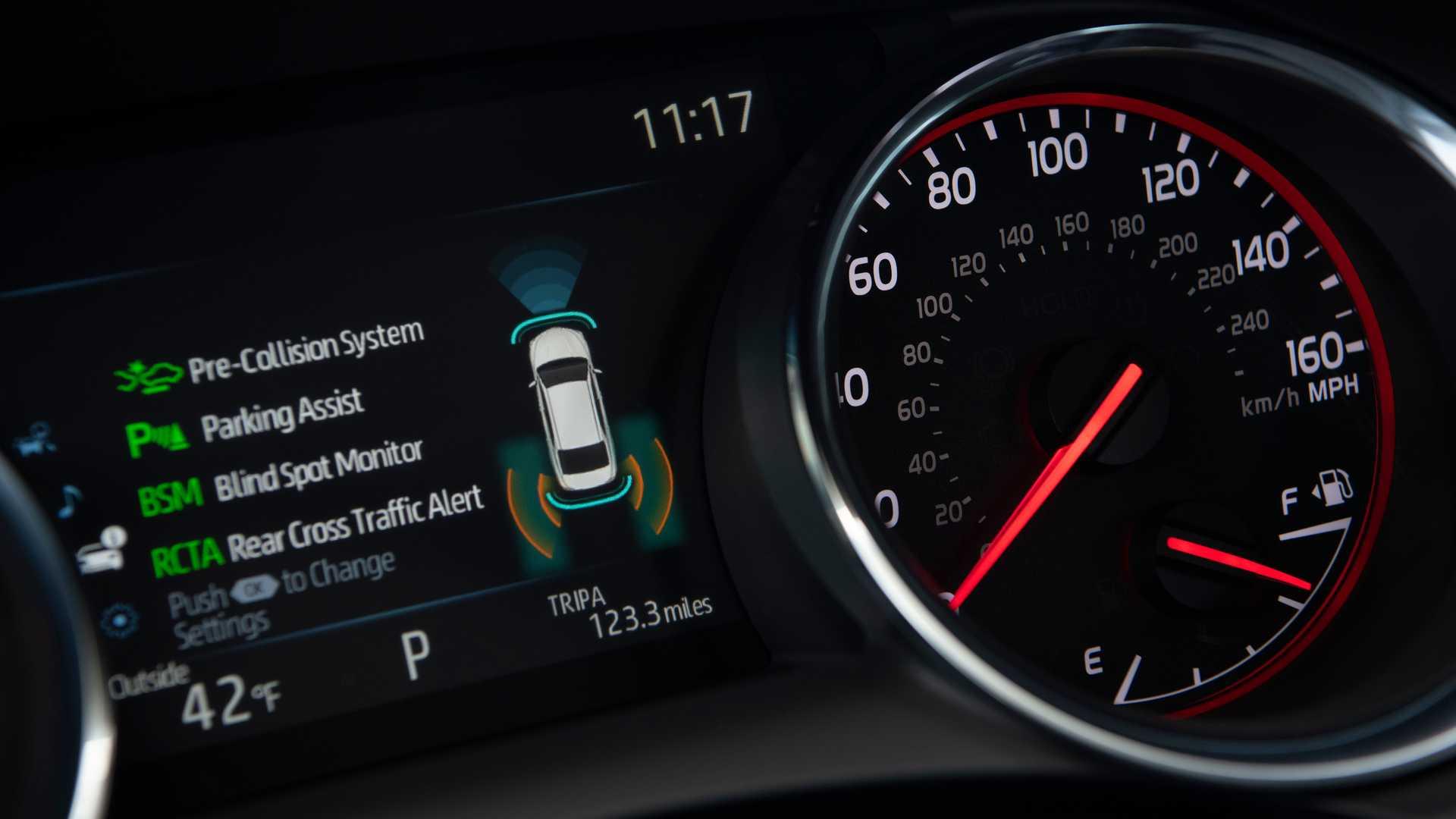 เช็กราคา Toyota Camry AWD 2020 เริ่มต้นเพียง 8.27 แสนบาท ณ ต่างแดน