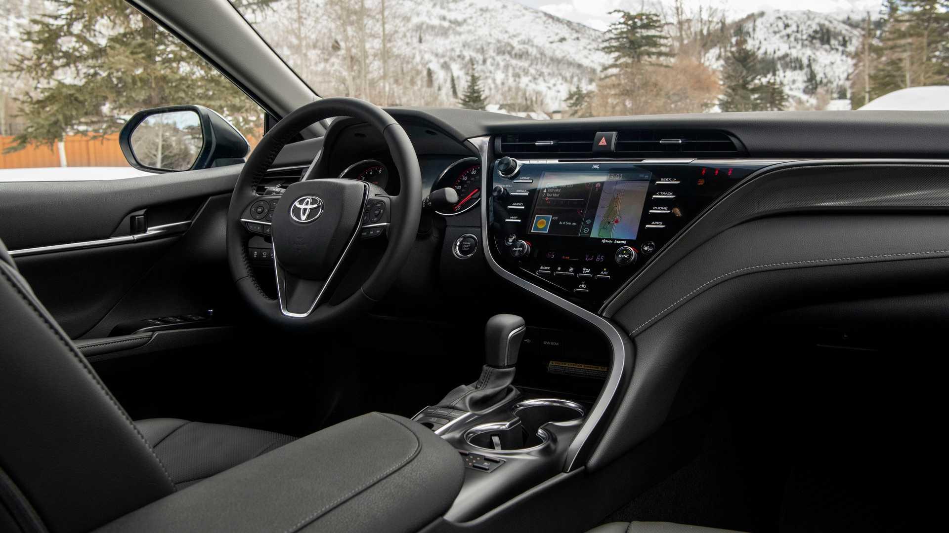 เช็กราคา Toyota Camry AWD 2020 เริ่มต้นเพียง 8.27 แสนบาท ณ ต่างแดน