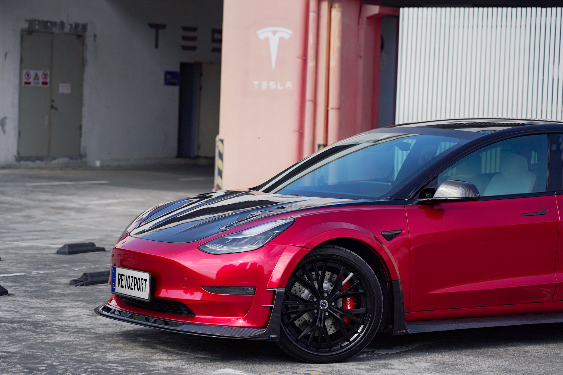 ซิ่งเปลี่ยนลุค! Tesla Model 3 Performance แต่งหล่อรอบคันโดยสำนัก RevoZport