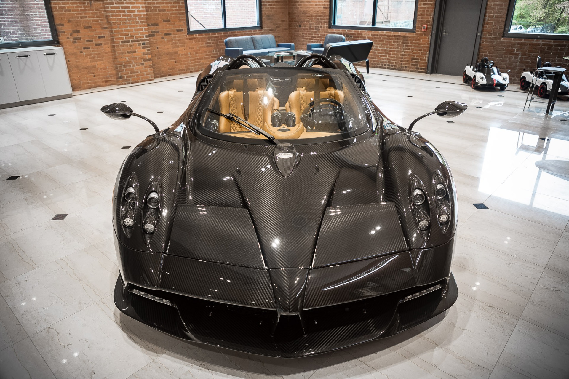 Pagani Huayra Roadster 2017 เสริมความหล่อหรู คาดค่าตัวเกิน 63 ล้านบาท