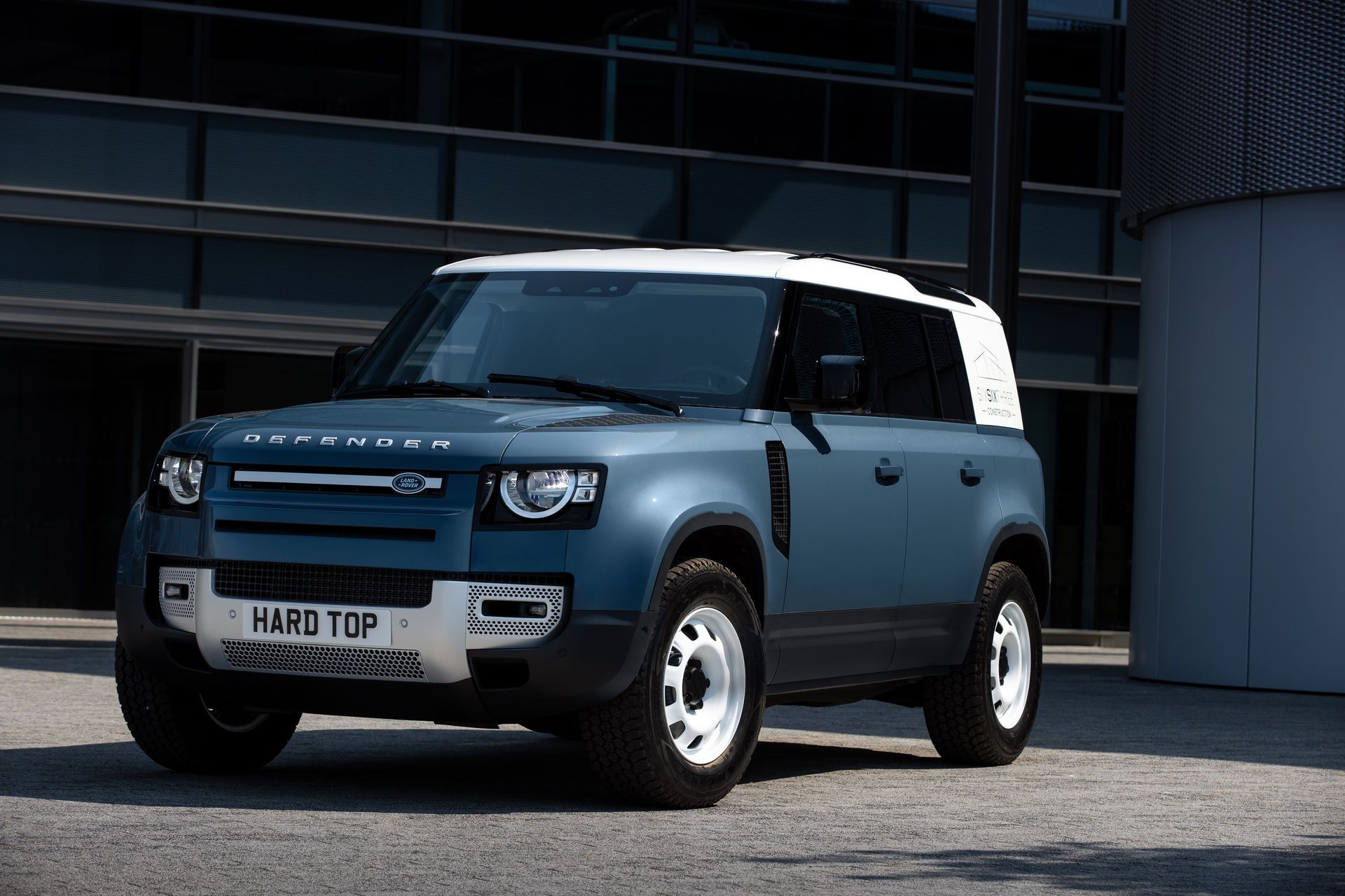 แข็งแกร่งไม่น้อยหน้า! Land Rover Defender รุ่น Hard Top ปรับโฉมเชิงพาณิชย์