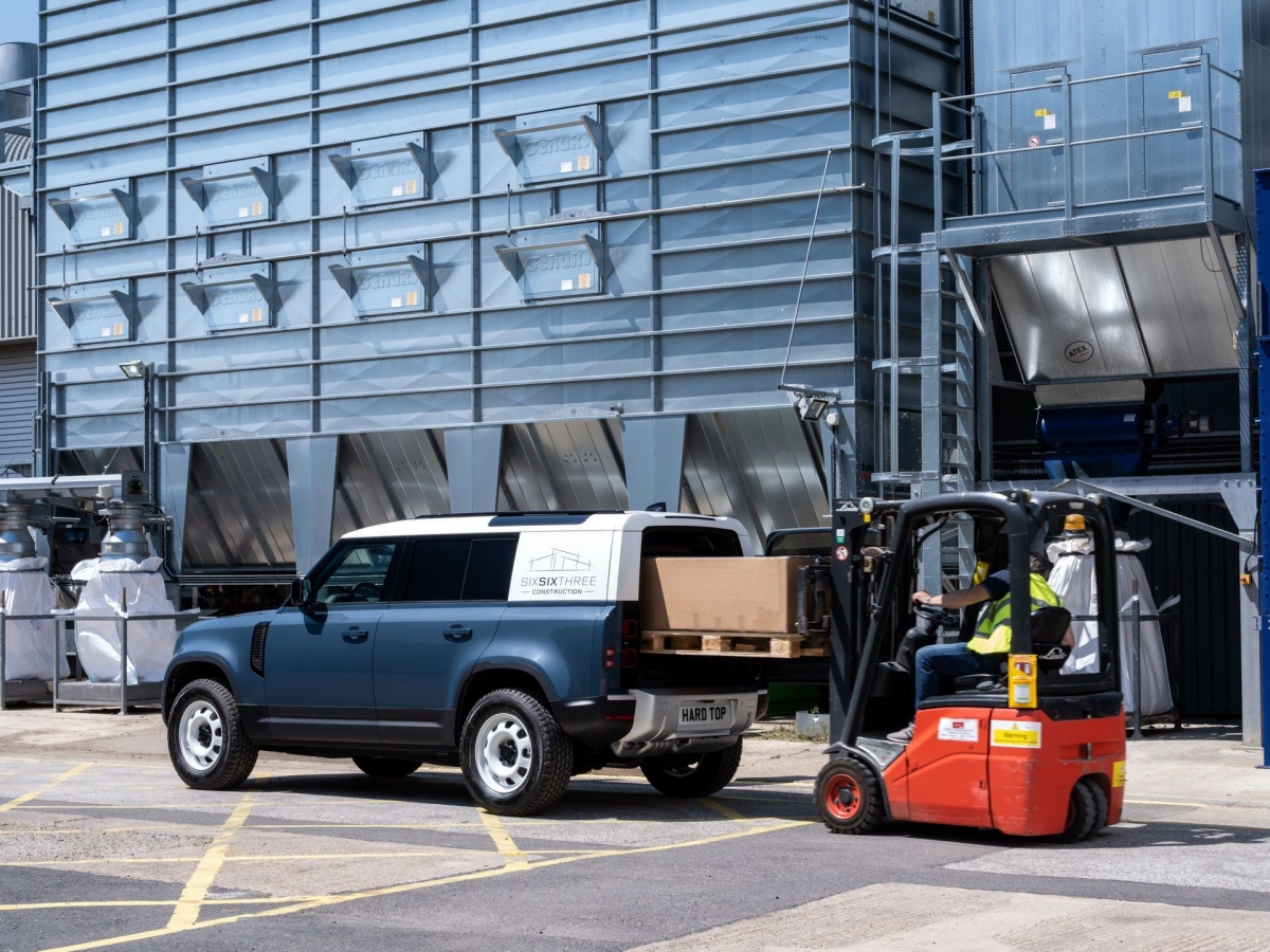 แข็งแกร่งไม่น้อยหน้า! Land Rover Defender รุ่น Hard Top ปรับโฉมเชิงพาณิชย์