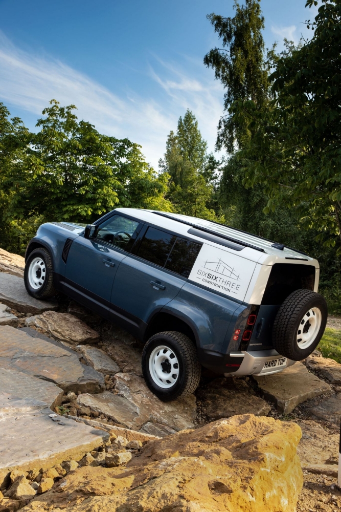 แข็งแกร่งไม่น้อยหน้า! Land Rover Defender รุ่น Hard Top ปรับโฉมเชิงพาณิชย์