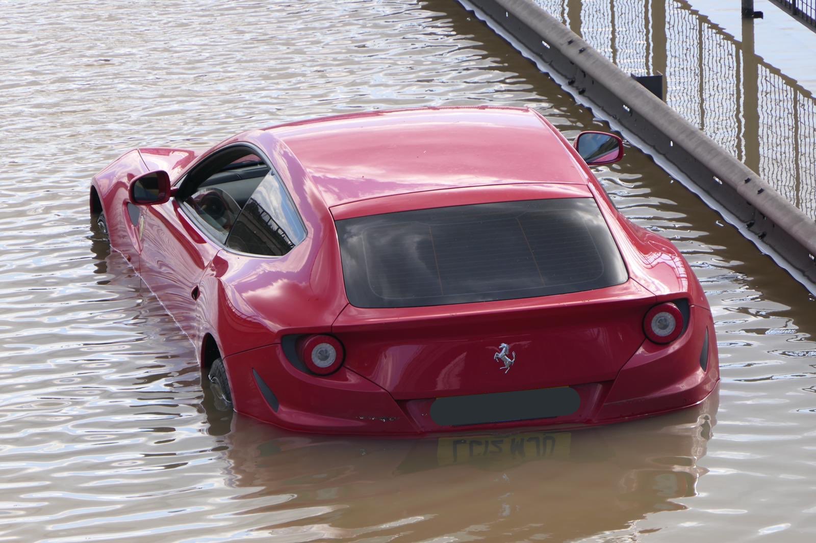 น่าสงสาร! Ferrari FF ค่าตัวกว่า 32 ล้านบาท ถูกน้ำท่วมเกือบมิดคัน ณ กรุงลอนดอน