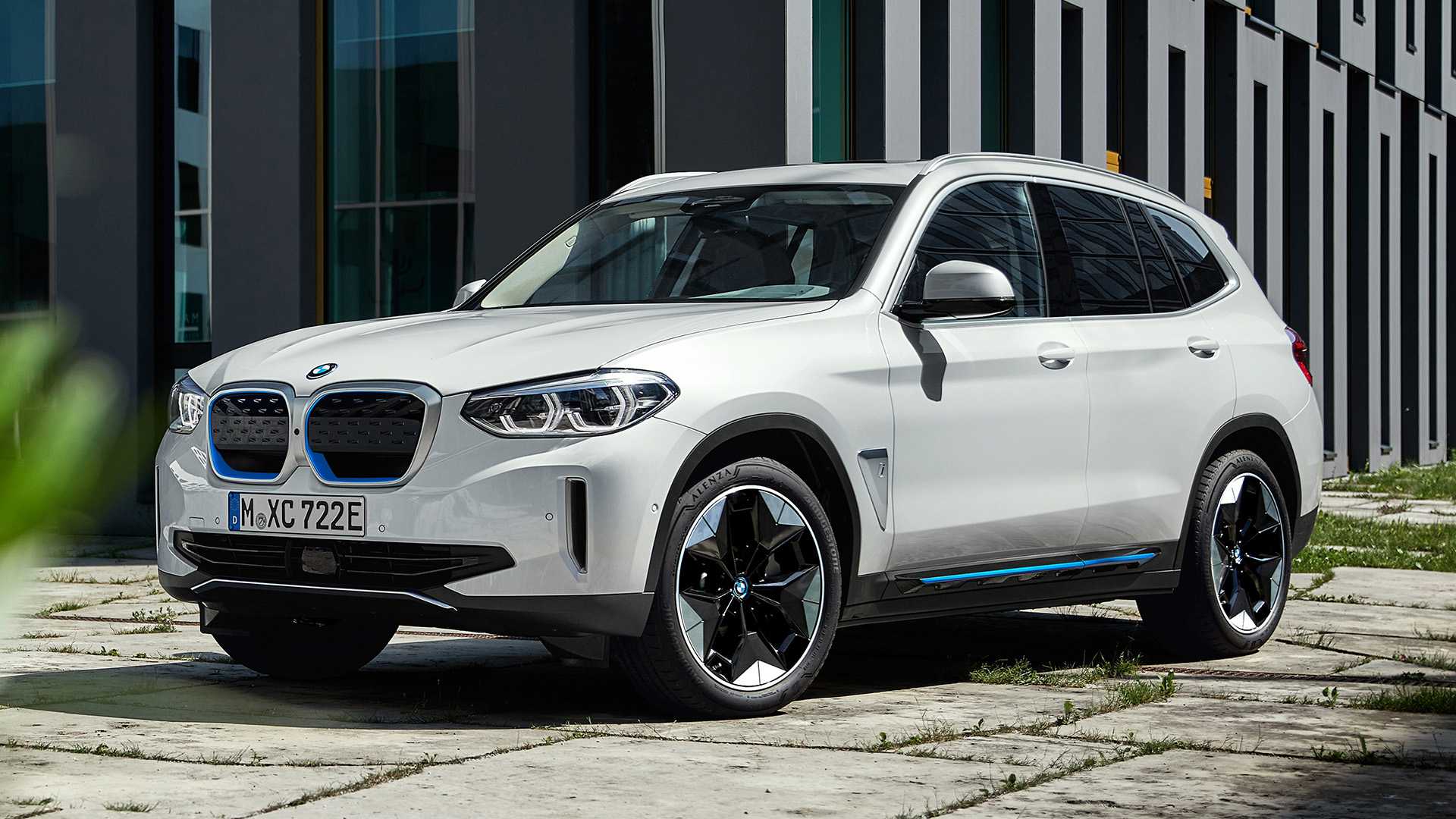 BMW iX3 2021 เอสยูวีพลังงานไฟฟ้าล้วนรุ่นแรก วิ่งได้ 460 กม. จากการชาร์จครั้งเดียว