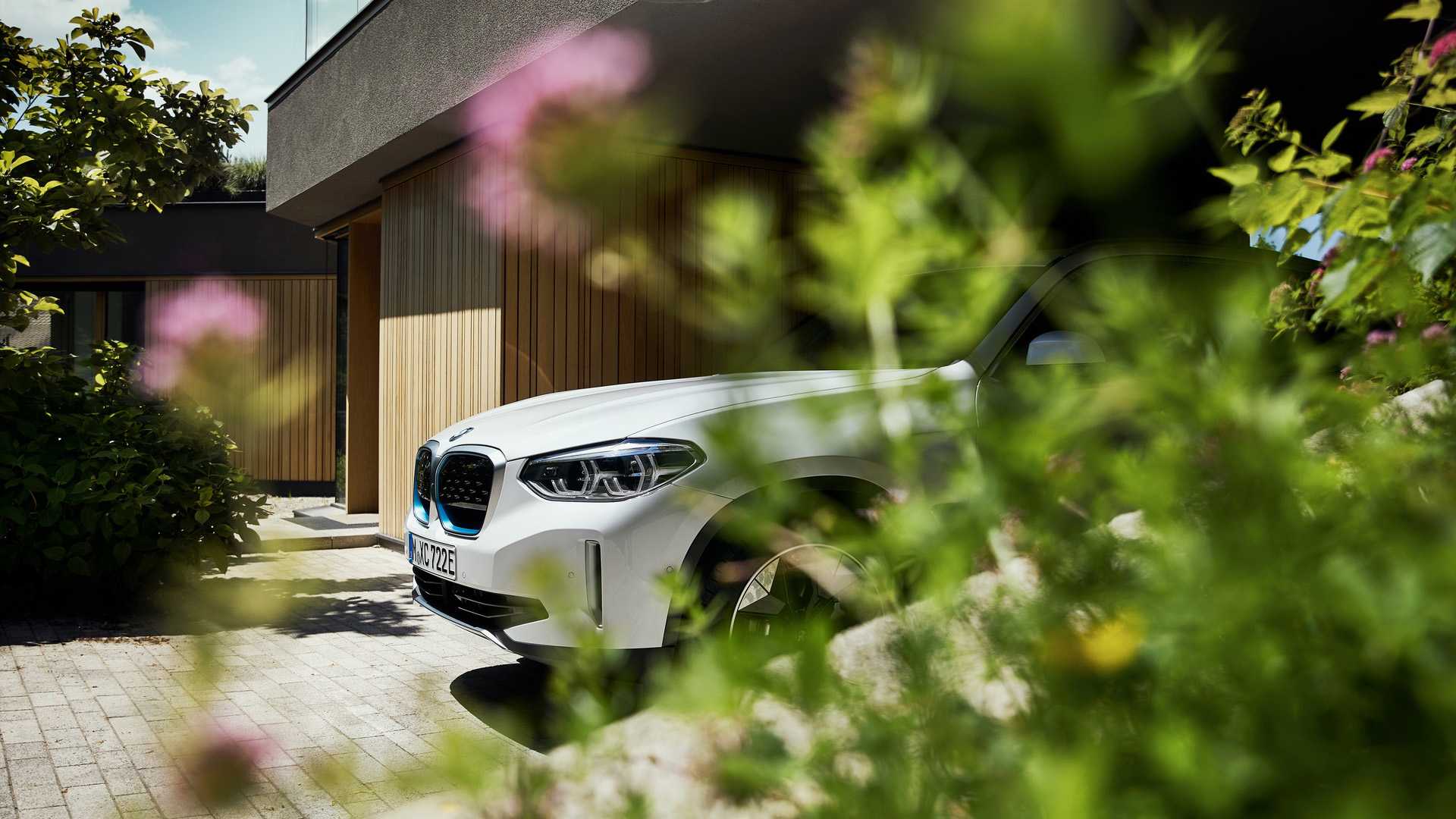 BMW iX3 2021 เอสยูวีพลังงานไฟฟ้าล้วนรุ่นแรก วิ่งได้ 460 กม. จากการชาร์จครั้งเดียว