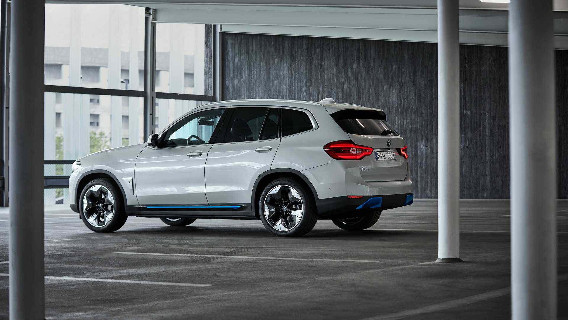 BMW iX3 2021 เอสยูวีพลังงานไฟฟ้าล้วนรุ่นแรก วิ่งได้ 460 กม. จากการชาร์จครั้งเดียว