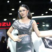 มอเตอร์โชว์ 2020 : พริตตี้ Isuzu ยิ้มละลายทุกองศา (ภาพ)