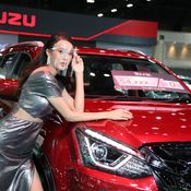 มอเตอร์โชว์ 2020 : พริตตี้ Isuzu ยิ้มละลายทุกองศา (ภาพ)