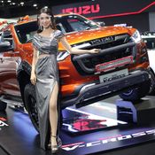 มอเตอร์โชว์ 2020 : พริตตี้ Isuzu ยิ้มละลายทุกองศา (ภาพ)